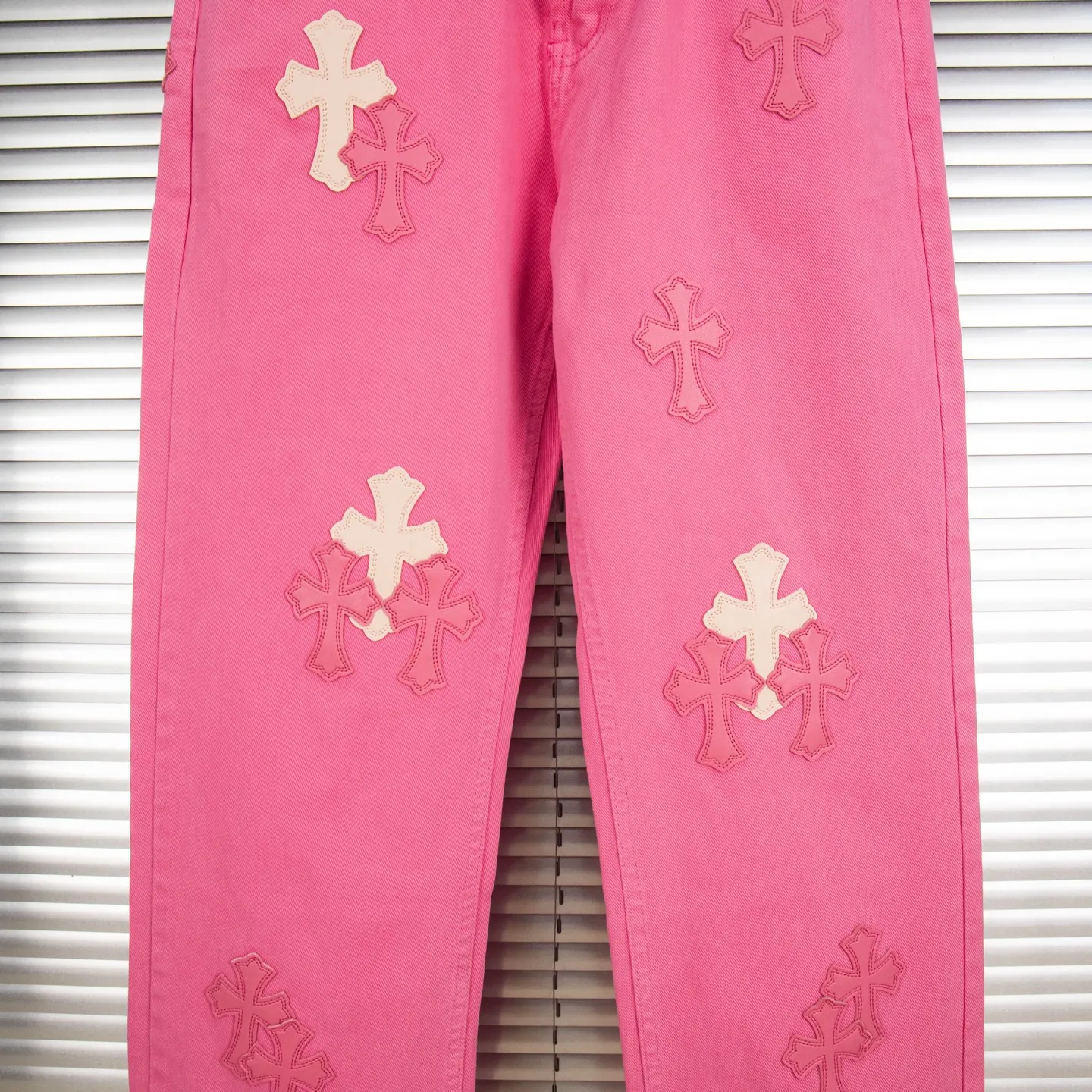 P250 CHROME HEARTS 25ss amine light pink cross patch leather washed jeans - Full of exploring the ultimate in fashion, Chrome Hearts' new Chrome Hearts pants not only present a unique style, the fresh ice blue color looks particularly youthful and energetic. The mid-high waist design is paired with a lazy and casual style, which not only shows long legs but also maintains a casual feel. It is a must-have fashion choice for trendy men and trendy women. Style number: 1778# Color: Dopamine powder Size: 28 30 32 34